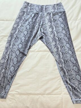 Victoria's Secret On Point Live Snake-Print Leggings in Gray and Black Med